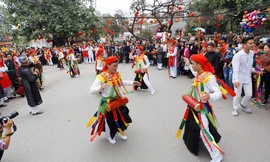 Trai làng ở Hà Nội giả gái lả lơi trong điệu Múa Bồng