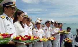Thả hoa tưởng nhớ anh linh các liệt sỹ tàu không số C235