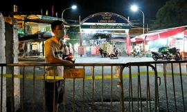 Cách ly tạm thời một phần chợ Long Biên truy vết ca mắc COVID-19