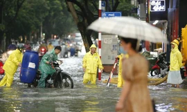 Nhìn lại trận mưa đầu tuần biến nhiều phố Hà Nội thành... 'sông'