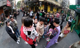 Thưởng thức món ngon, tận hưởng cuối tuần bình yên trên phố đi bộ ẩm thực mới ở Hà Nội 