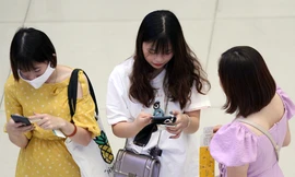 Nhiều người 'quên' đeo khẩu trang ở sân bay Nội Bài