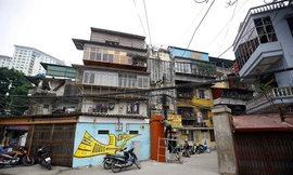 Chung cư cũ Hà Nội sống động nhờ tranh bích họa cỡ lớn