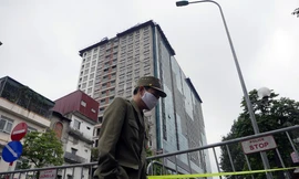 Phong tỏa đường phố, lắp cẩu tháp 'cắt ngọn' thêm hai tầng công trình 8B Lê Trực 