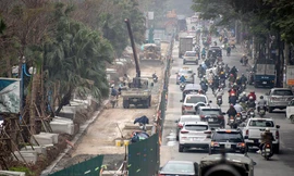 Hình ảnh thi công mở rộng đường Hoàng Quốc Việt sau khi xén dải phân cách và hạ cây xanh 