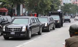 Xe 'Quái thú' của Tổng thống Mỹ chạy trên đường phố, đổ xăng ở Hà Nội