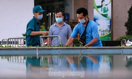 Hình ảnh phong tỏa chung cư ở quận Long Biên vì ca COVID-19