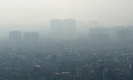 Giữa trưa, bầu trời Hà Nội vẫn chìm trong sương mù