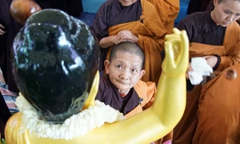 Tăng Ni, Phật tử xếp hàng tắm Phật ở bảo tháp Tây Thiên