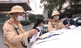 Hà Nội: Người dân 'ngơ ngác' khi bị phạt vì đi bộ sang đường không đúng quy định