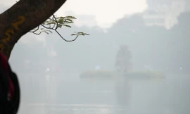 Hà Nội càng về chiều bầu trời càng mù mịt, chất lượng không khí xấu