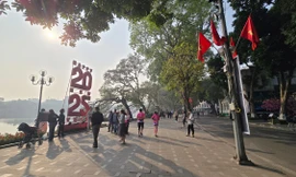 Đường phố Hà Nội rực rỡ trong ngày đầu năm mới 2025