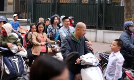 Ngày đầu đi làm sau nghỉ Tết: Đầu trần 'vô tư' điều khiển xe máy 