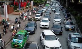 Người dân ùn ùn rời thành phố, cửa ngõ Hà Nội ùn tắc ngày đầu nghỉ lễ