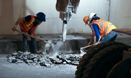 Hầm Kim Liên tạm dừng lưu thông một chiều, công nhân xuyên đêm sửa chữa