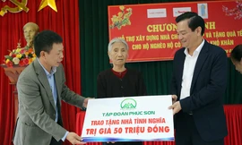 Quà Tết đến với hộ nghèo và cựu thanh niên xung phong tại Ba Vì