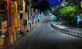 Phố đêm Hà Nội đẹp như tranh tĩnh vật khi cách ly xã hội