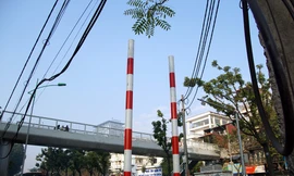 Cột biển giao thông giăng kín vỉa hè sau khi dỡ hình thù lạ