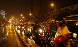 Đường về nhà tắc cứng, người dân Thủ đô chôn chân dưới mưa lạnh