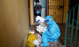 Gõ cửa từng nhà dân tại 'ổ dịch' mới ở phường Thanh Xuân Nam lấy mẫu xét nghiệm COVID-19