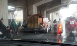 Mục kích gầm cầu đường sắt trên cao thành chỗ... trú mưa