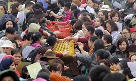 Hàng nghìn người chuyền tay nhau phóng sinh hơn 10 tấn cá ở Sông Hồng