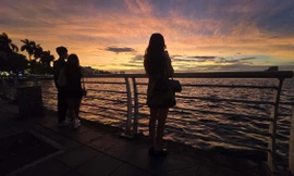 Người Hà Nội mê mẩn check-in hoàng hôn Hồ Tây tuyệt đẹp