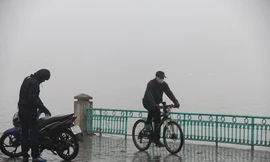Hà Nội chìm trong sương mù và nồm ẩm