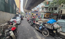 Đường vừa mở rộng để giảm ùn tắc đã bị người dân lấn chiếm 