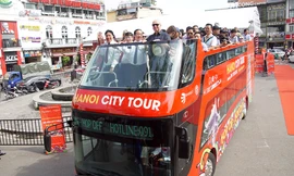 Người dân thích thú đi xe buýt hai tầng thăm quan Hà Nội