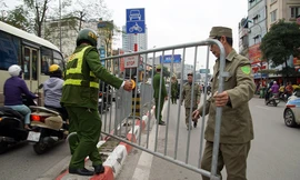 Cảnh sát lập rào chắn bảo vệ an ninh lễ cầu an chùa Phúc Khánh