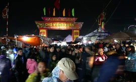 Chợ Viềng có gì mà hàng ngàn người đội mưa rét mua, bán?