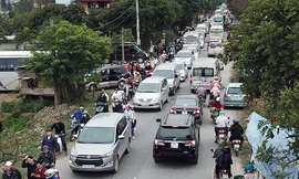 Đường về chợ Viềng tắc hàng km trước đêm khai hội