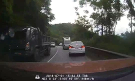 Ôtô vượt ẩu suýt gây tai nạn trên đường đèo quanh co nguy hiểm