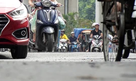 Tuyến đường lớn nhất Thủ đô có mặt đường nhấp nhô, không làn, không vạch