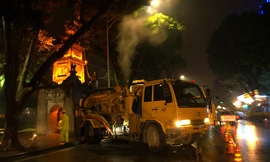 Công nhân dầm mưa lạnh suốt đêm nạo vét Hồ Gươm