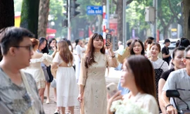 'Phố mùa thu đẹp nhất Hà Nội' chật cứng người đổ về check-in