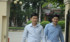 Từ trái qua, bị cáo Hoàng Công Lương và chú ruột, bị can Hoàng Công Tình.