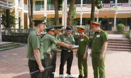 Lực lượng Công an huyện Lương Sơn (Hòa Bình) làm nhiệm vụ đảm bảo an ninh tại một điểm thi.