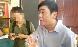 Ông Trần Vũ Hải trao đổi với phóng viên ngay khi buổi khám xét két thúc