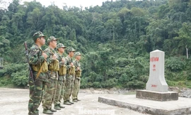 Các chiến sĩ biên phòng thực hiện nghi thức chào cột mốc.