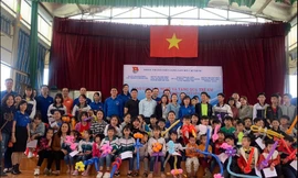 Đoàn viên các cơ quan tại Hà Nội tặng quà cho trẻ em tại Cơ sở cai nghiện ma túy số 2.