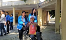 Đại biểu thăm, chăm sóc các thương bệnh binh đang điều trị.