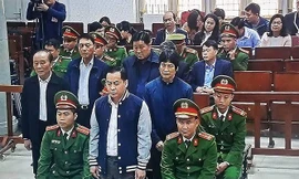 Vũ "nhôm" và các bị cáo trong vụ tại TAND TP Hà Nội.