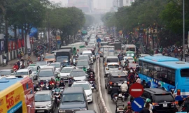 Phố Thái Hà, dòng người và phương tiện lấp kín cả vỉa hè, lòng đường. Theo ghi nhận, nhiều tuyến phố khác cũng diễn ra tình trạng tương tự.