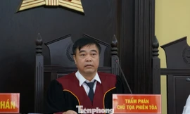 Chủ tọa cho biết ông Nguyễn Minh Khoa - nguyên Phó phòng PA03 Công an Sơn La đã bỏ khỏi nơi cư trú.