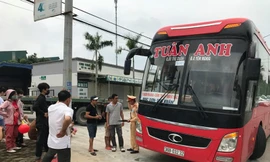 Chiếc xe khách chở quá 31 người bị xử lý.