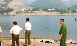 Lực lượng chức năng đưa thi thể các nạn nhân lên bờ.