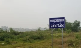 Biển cảnh báo nguy hiểm, cấm tắm được dựng lên sáng 22/3.