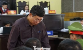 Ông Lê Trọng Bình - Phó chủ tịch UBND TP Sơn La khẳng định chỉ nhờ xem điểm nhưng con mình được nâng điểm.